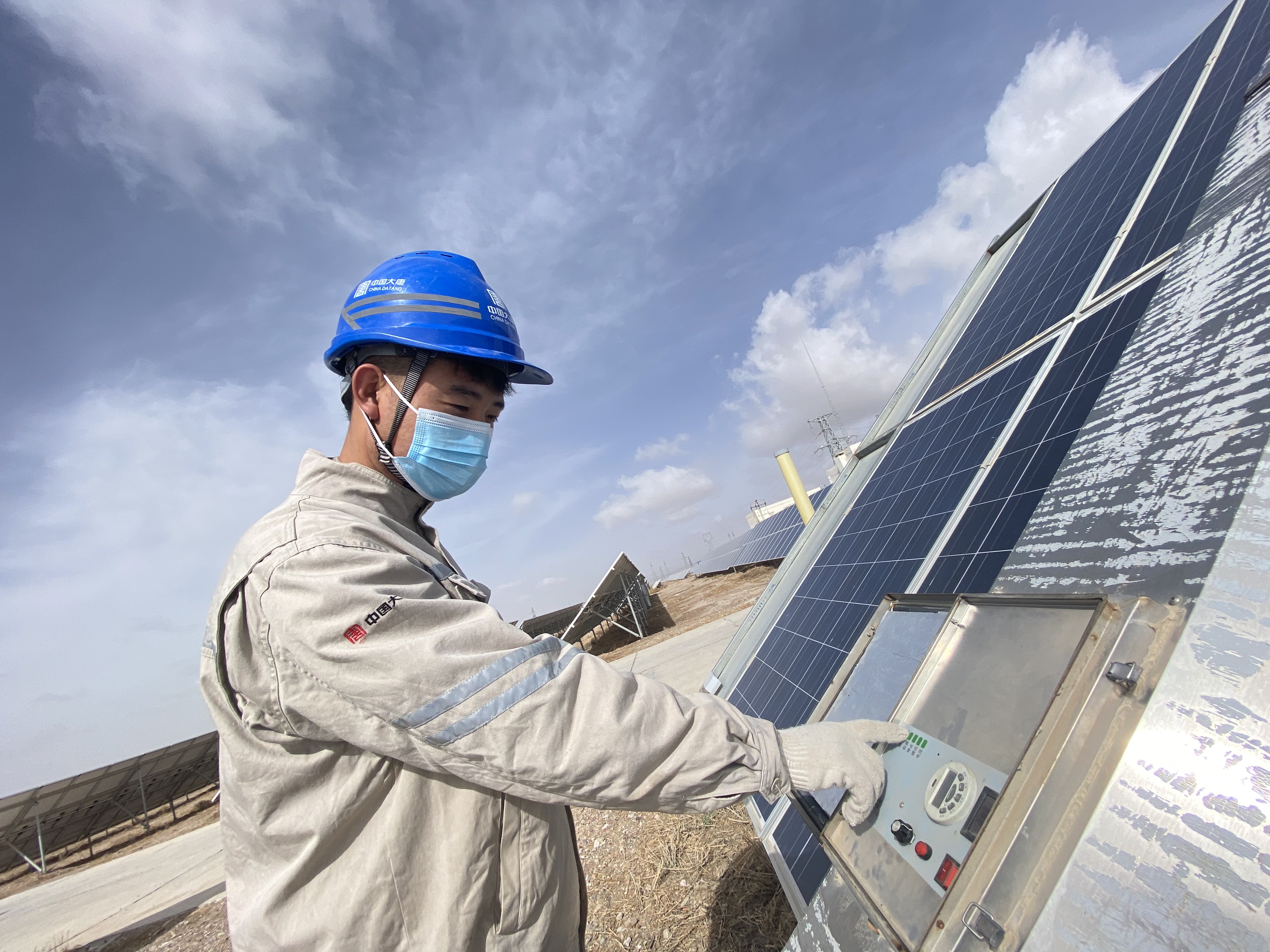 1669881053577081119.jpg 青海能源多宝(中国)职工检查光伏自动清洗装置.jpg