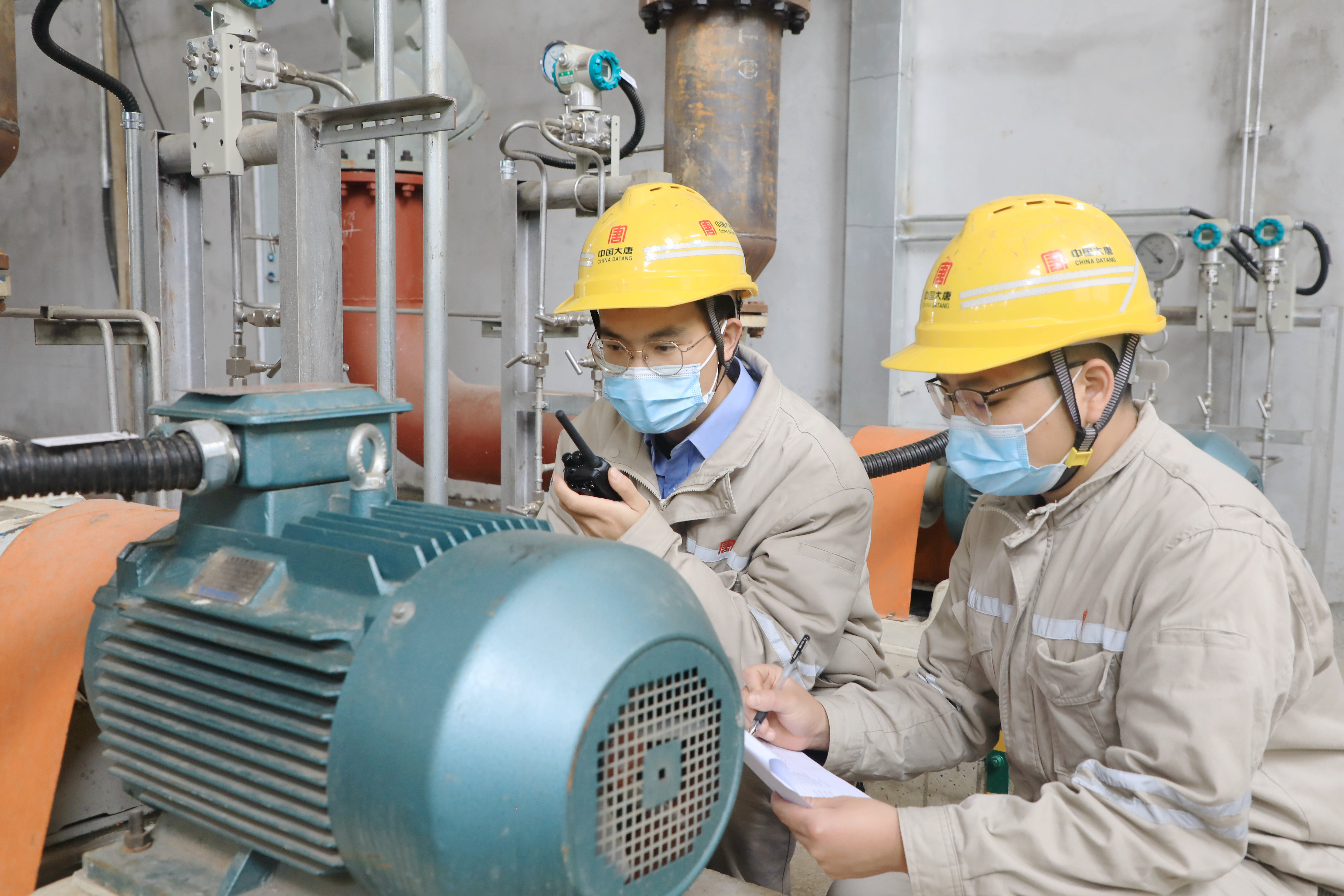 许昌龙岗发电多宝（中国）运行人员加强对许昌供热管道和相关设备巡视巡查，确保供热系统安全可靠运行 叶剑飞.jpg