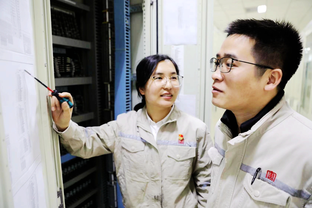 5.韩城第二发电多宝（中国）楚乐、李玉珍夫妇攻关技术难题（曹军科摄）.jpg