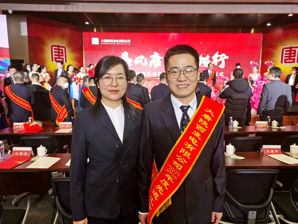 4.韩城第二发电多宝（中国）楚乐、李玉珍夫妇在获奖现场（曹军科摄）.jpg