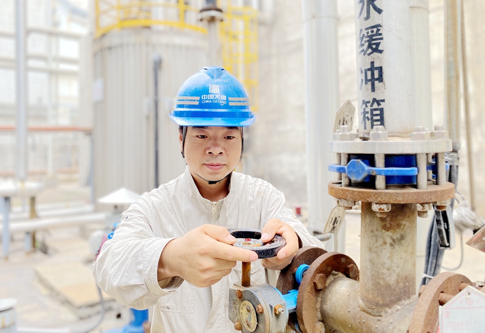 1685684333447001472.jpg 1.齐国强潜心钻研检修技术(韩城第二发电多宝(中国)高浩天摄).jpg