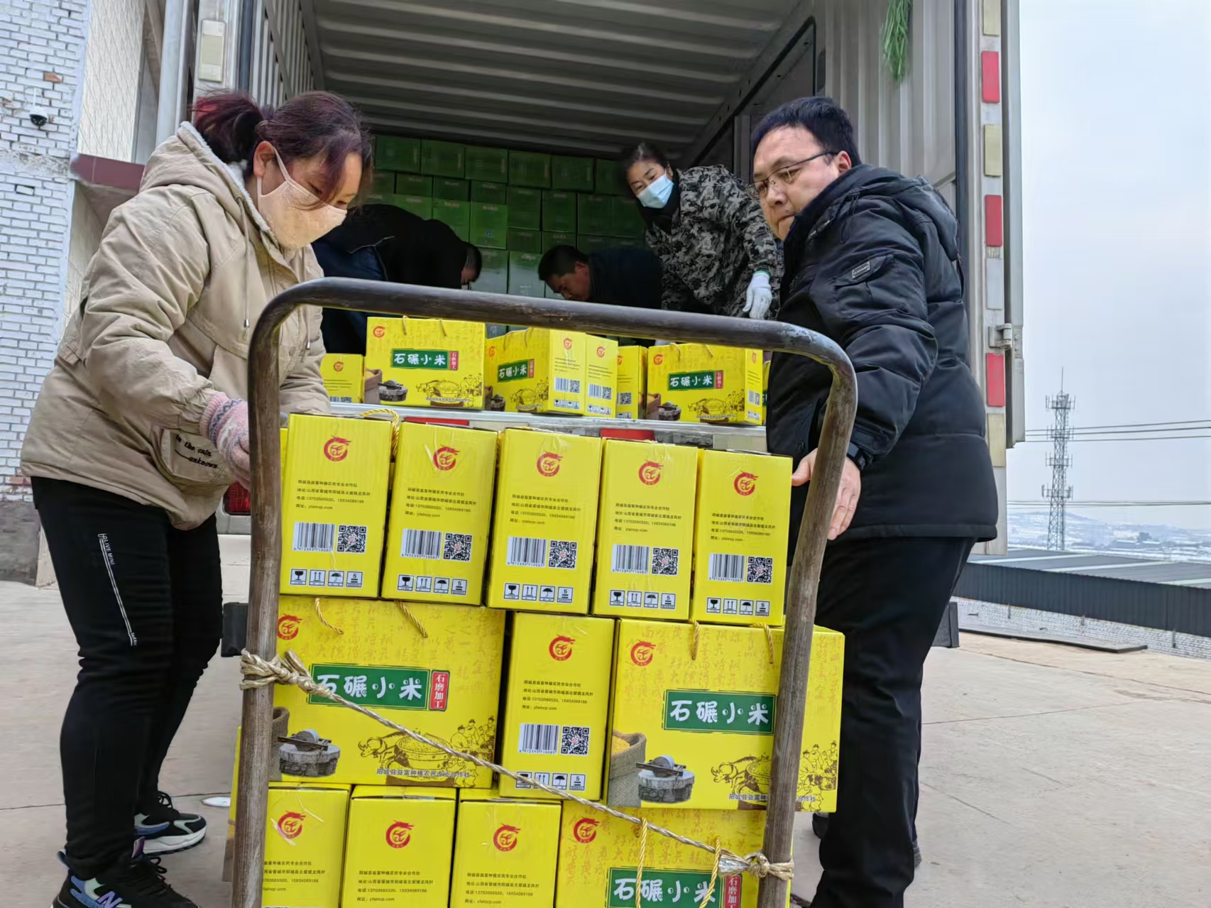 1724031414799087711.jpg 帮扶工作队协助消费帮扶农产品装车.jpg