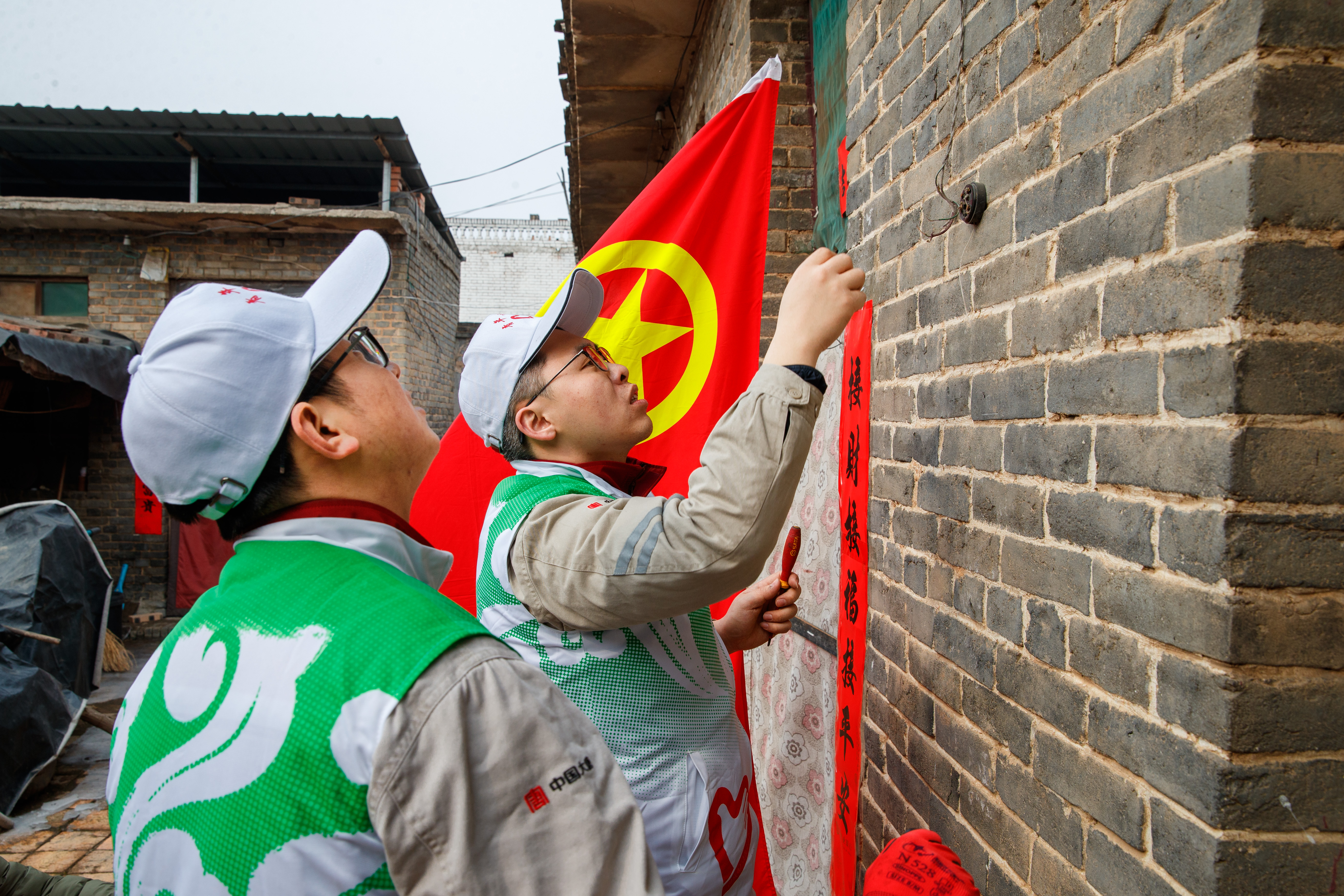 1724031445067003435.jpg 阳城发电多宝(中国)团委组织青年在龙凤村开展志愿者活动.jpg