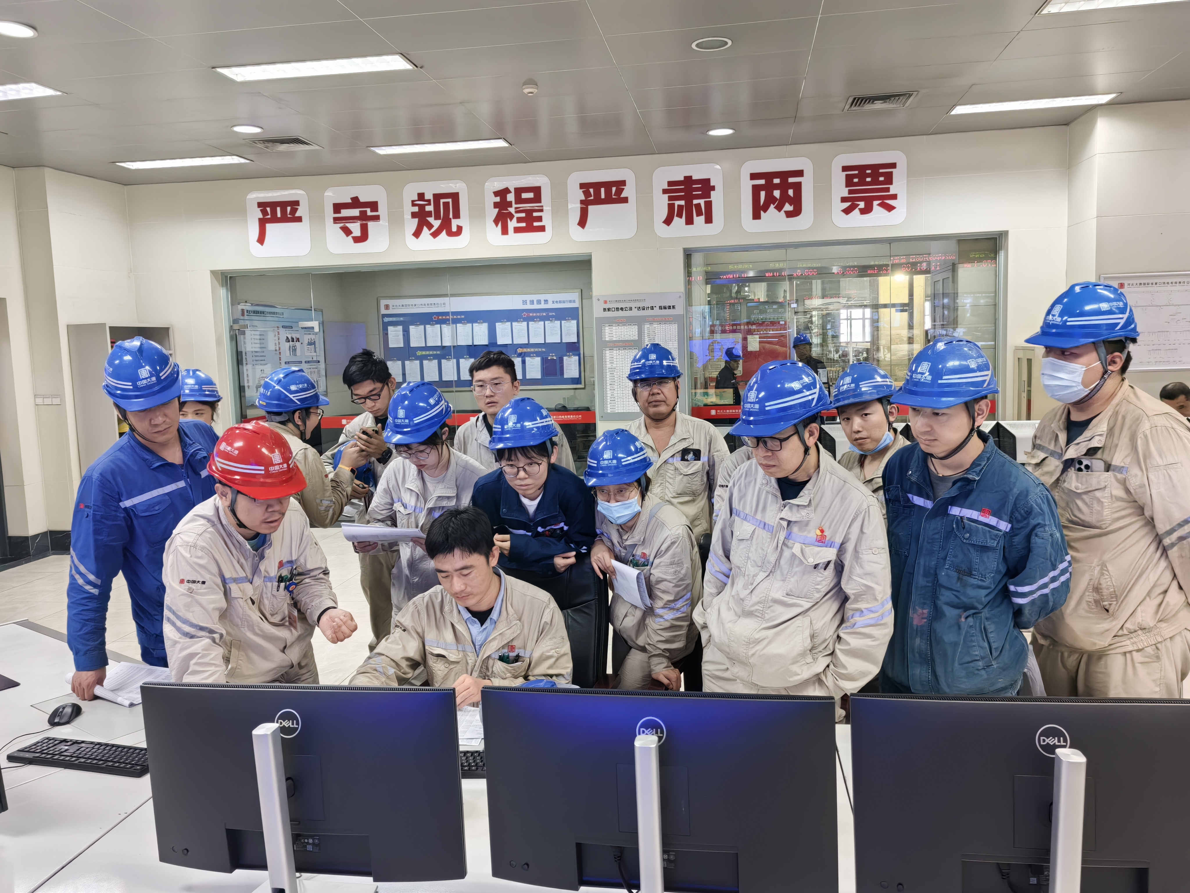 张家口热电多宝（中国）2号机组DCS系统自控改造 一次受电后送电后热工人员核对点位 李曼拍摄 （字体：思源黑体）.jpg