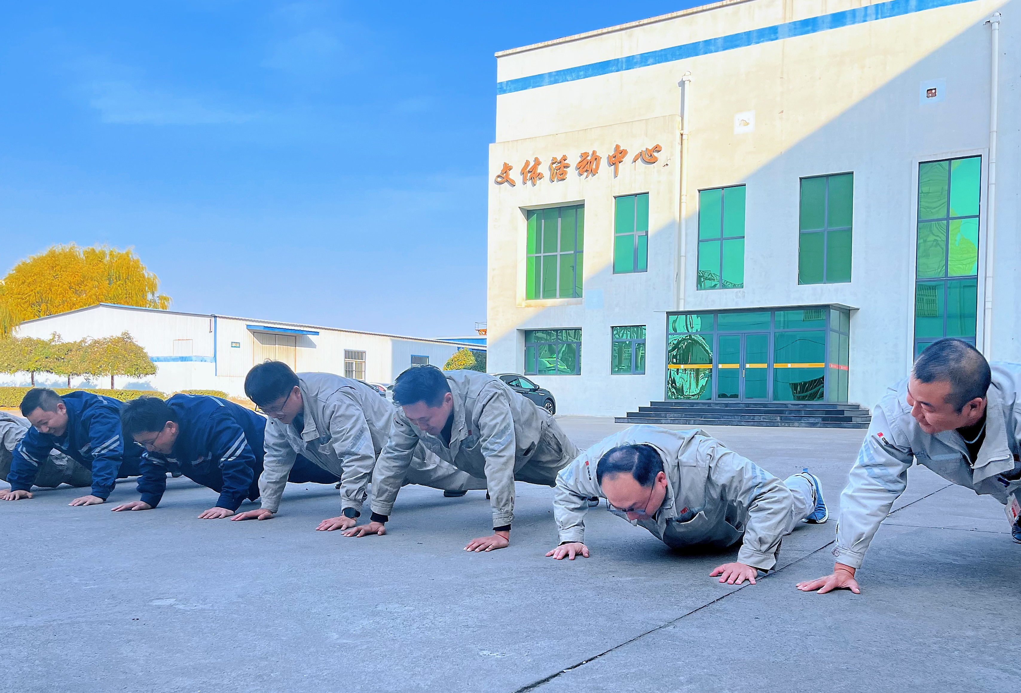 【现场风采】丰润热电多宝（中国）：职工俯卧撑比赛 “撑”出精神头 (1)_副本.jpg