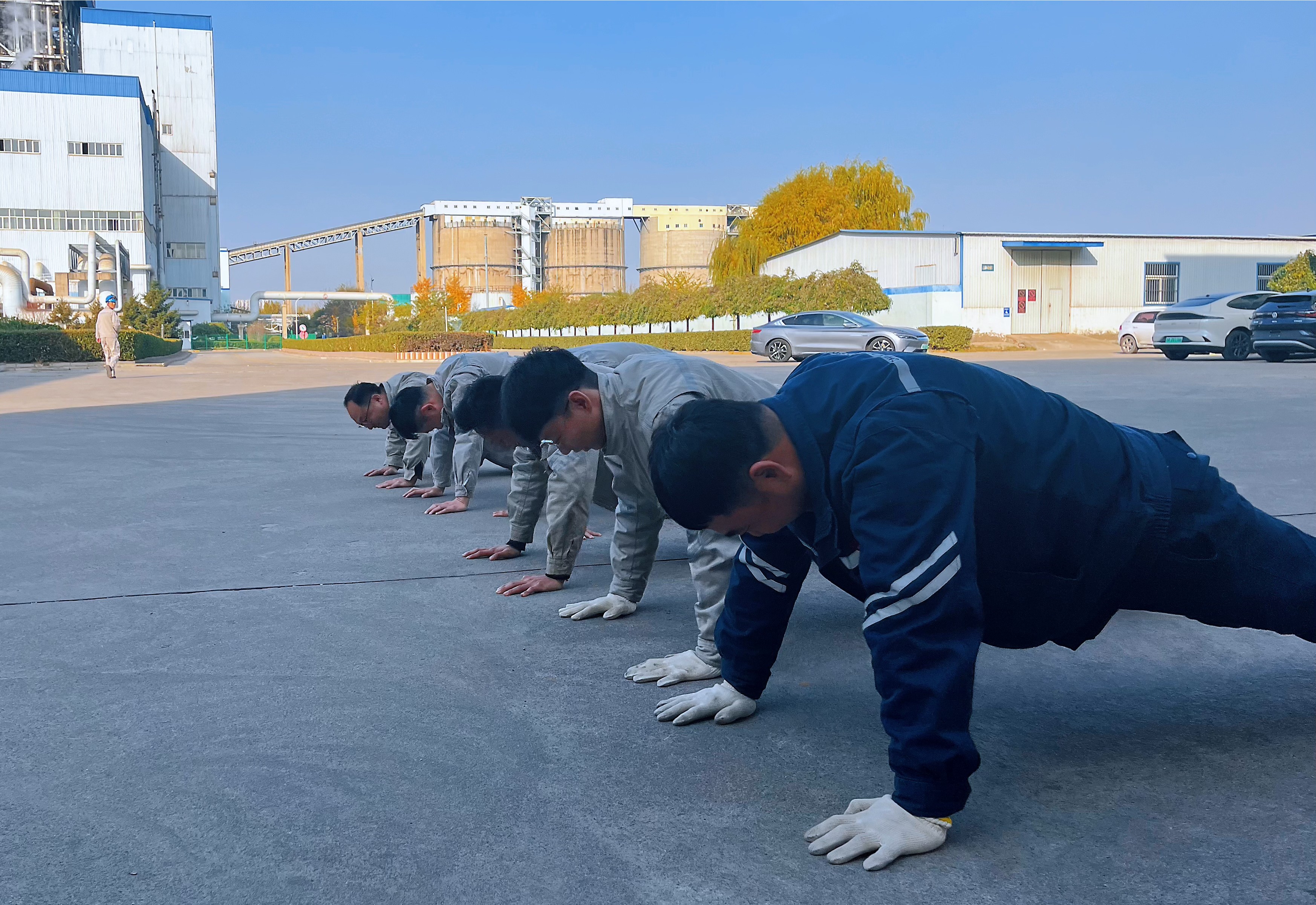 【现场风采】丰润热电多宝（中国）：职工俯卧撑比赛 “撑”出精神头 (2)_副本.jpg